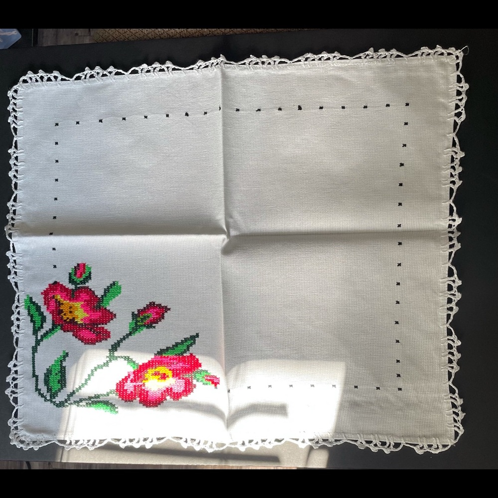 Embroidered servilletas, brand new.